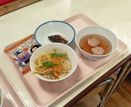 給食 月